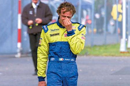 Авария на тестах во Фьорано в начале сезона временно вывела Луку из строя действующих пилотов Гран При. Но очень скоро мужественный итальянец вновь вышел на трассу