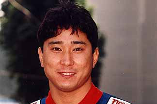Японский автогонщик, в возрасте 13 лет начал серьезно заниматься картингом и уже годом спустя выиграл национальное первенство в классе A-1. До 1986 года еще дважды выигрывал японские картинговые чемпионаты. А в 1987-м дебютировал в японской Формуле-Junior, где выиграл 4 гонки и получил звание 