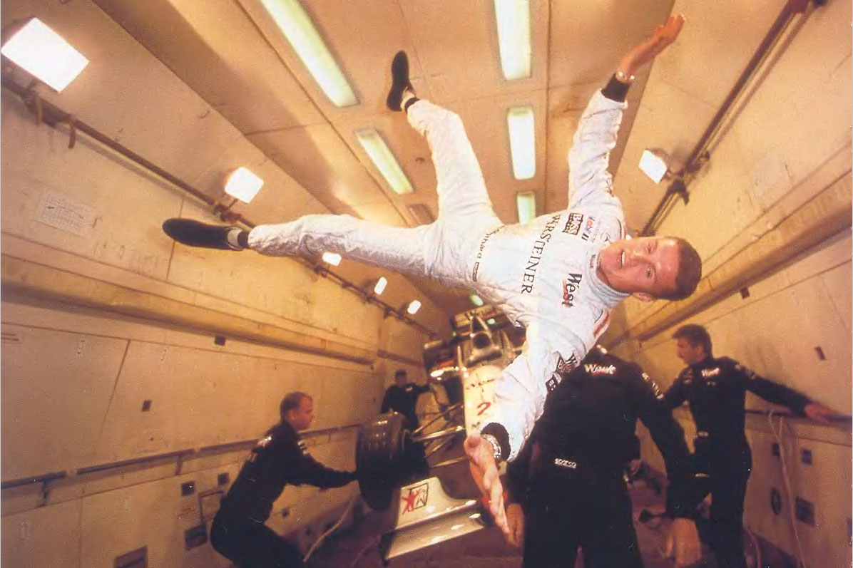 Два года тому назад, в июне 1997 года, в Москву приезжал Мика Хаккинен, и в рамках программы West in Space, организованной титульным спонсором команды McLaren, проходил полуразвлекательные тренировки в Центре подготовки космонавтов в подмосковном Звездном городке. 1 июля 1999 года его примеру должен был последовать и второй пилот McLaren Дэвид Култхард. Собственно, первоначально все планировалось совсем по-другому. В Россию должен был приехать сам Рон Деннис вместе с Мартином Брандлом, но, как призналась пресс-атташе McLaren Анна Герье, Рона задержали в Уокинге важные дела, и вместо него в Москву привезли Дэвида.
