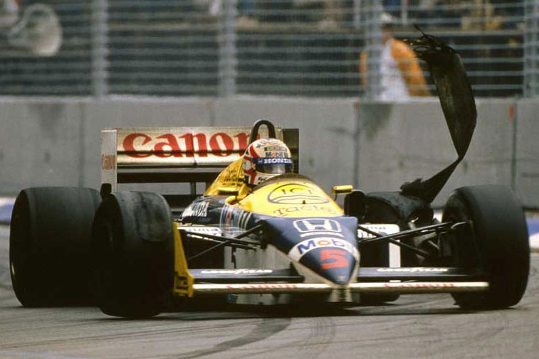 В 1986-м Ален Прост одержал свою историческую победу в чемпионате мира, тонко разыграв резиновую партию, придуманную Роном Деннисом и его командой. <br /> В том году McLaren с мотором Porsche заметно уступал оснащенным Honda автомобилям Фрэнка Уильямса. Но несмотря на техническое отставание, перед последней гонкой сезона в Австралии Ален Прост еще сохранял шансы на второй подряд титул чемпиона мира. Француз на очко опережал Нельсона Пике, но второму пилоту Williams англичанину Найджелу Мэнселлу Ален проигрывал шесть. <br /> Вероятность того, что в Аделаиде Профессор опередит обоих пилотов Уильямса и при этом Мэнселл, который выиграл уже пять гонок сезона, не сможет финишировать в первой тройке, была практически равна нулю. Рон Деннис это прекрасно понимал и разработал гениальный резиновый план, призванный помочь Просту побить Williams. <br /> За неделю до гонки Деннис распустил в прессе слухи о том, что Goodyear готовит к гонке в Южной Австралии специальную сверхпрочную резиновую смесь, которая позволит проехать всю гонку на одном комплекте шин. Одновременно второй пилот McLaren, чемпион мира 1982 года финн Кеке Росберг, для которого гонка в Австралии должна была стать последней в Формуле-1, заявил, что он вовсе не собирается помогать Просту бороться за титул и хочет во что бы то ни стало завершить свою карьеру победой на Зеленом континенте.