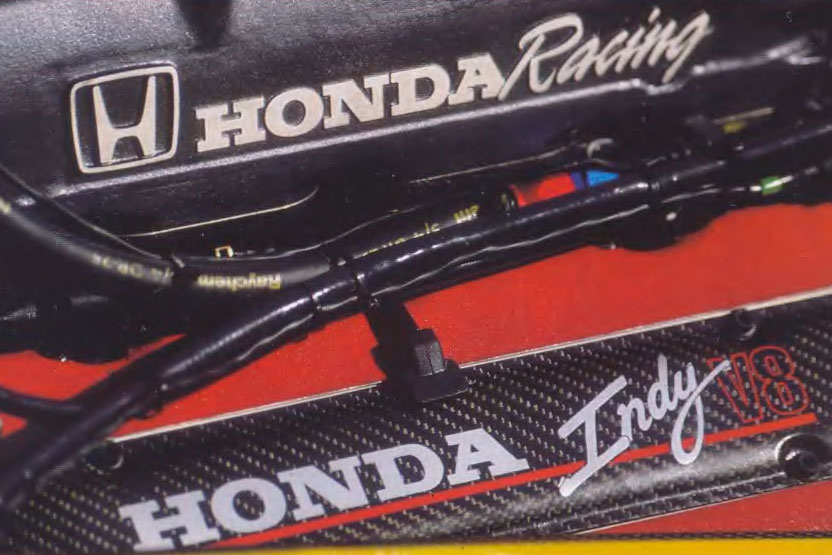 Вернемся в 1962 год, Соичиро Хонда, основатель компании, ставит перед своими инженерами задачу - построить автомобиль и двигатель, способные выиграть чемпионат мира Формулы-1. Это была великая мечта, осуществить которую оказалось далеко не просто. В 1964 году Honda появляется в гонках Гран При со своими шасси, своими двигателями и своими идеями. Двигатели были хороши, шасси - не очень, и после не слишком успешной кампании - всего две победы в Гран При - Honda прекращает свое участие в чемпионате мира в конце 1968 года. Бригада инженеров, занятых в проекте Ф-1, была переориентирована на разработку Honda Civic - автомобиля, выдвинувшего компанию в ряд лидеров мирового автостроения. Постепенно Хонда отходит от дел, но инженеры его элитного отдела Honda Research & Development (HR&D) не дали умереть мечте основателя компании. В 1983 году Honda - исполнившись решимости создать для своих автомобилей новый имидж - возвращается в Ф-1. В этот раз компания решает ограничиться ролью поставщика двигателей. Проект возглавил руководитель отдела HR&D Нобухико Кавамото, который в качестве инженера участвовал еще в программе Ф-1 60-х годов. Успех, достигнутый вместе с Williams и McLaren, позволил Кавамото в 1990 году занять кресло президента компании. Он помнит о мечте Соичиро Хонды и немедленно развернул дискуссию о возможности создания собственного шасси.