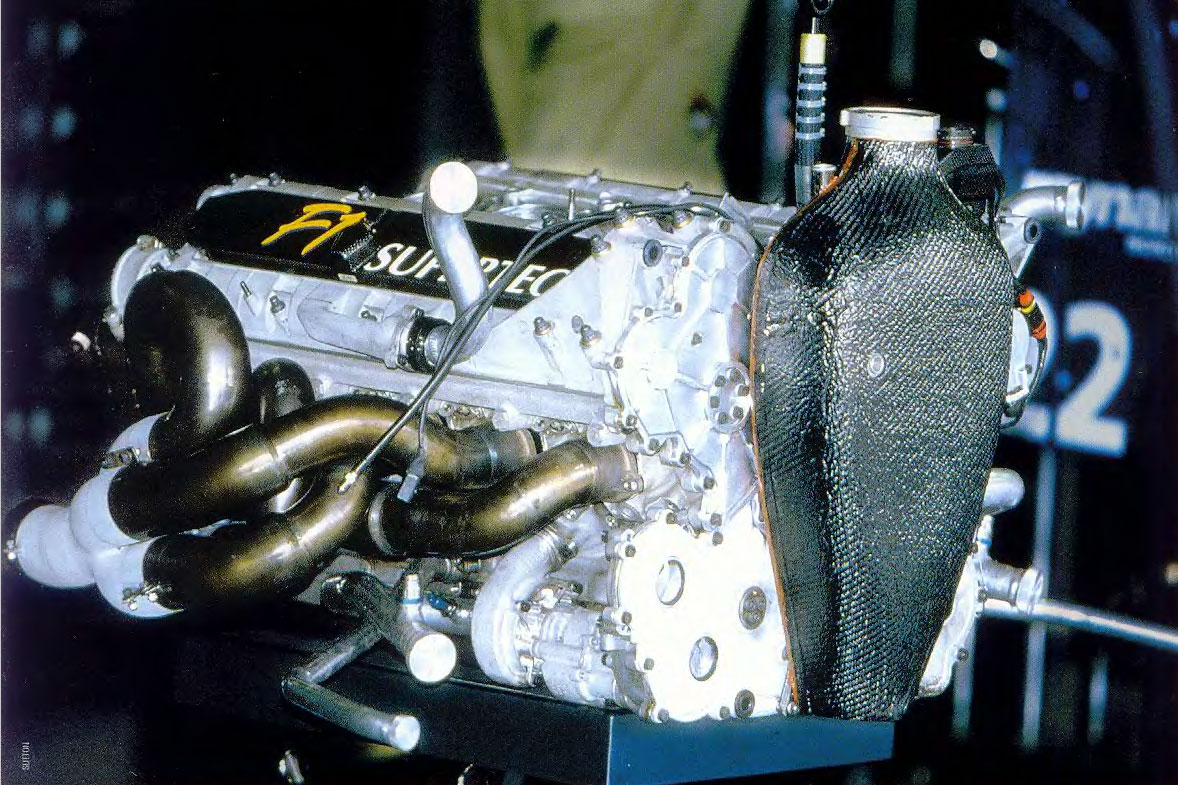 В соответствии с первым техническим регламен­том Формулы-1, утвержденным CSI (Международной Спортивной Комиссией FIA) в октябре 1947 года, объем двигателей без надува ограничивался 4,5 лит­рами, а для моторов с нагнетателями вводился 1,5-лит­ровый лимит. В 1952-1953 годах, когда чемпионат мира проводился для автомобилей класса Формула-2, максимально допустимый объем двигателей составлял соответственно 2000 куб. см и 500 куб. см (с компрес­сором). В 1954 году FIA ввела новую формулу для ма­шин класса Ф-1: 2500 куб. см без наддува и 750 куб. см с нагнетателем. Через семь лет в 1961 году, из-за боль­шого количества аварий, объем двигателей сократили до 1500 куб. см (без компрессора), однако уже в 1966 году FIA впервые в истории Формулы-1 пошла на уве­личение объема моторов, введя 3-литровую Формулу для бескомпрессорных моторов и 1,5-литровую для двигателей с наддувом - такая Формула благополучно просуществовала до 1987 года, когда, стремясь вер­нуть на трассы Гран При безнаддувные моторы, FIA увеличила их объем до 3500 куб. см. В 1989 году мото­ры с турбонаддувом, мощность которых приближа­лась к 1000 л.с. в Формуле-1 были запрещены, а в 1995 году, после страшных аварий предыдущего сезона, FIA вновь вернулась к 3-литровой Формуле.