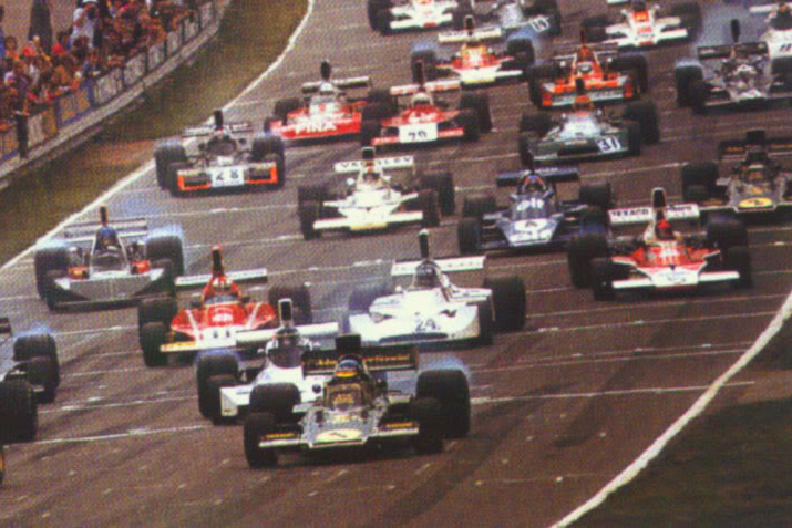 За исключением Ferrari и Matra, каждая команда в Формуле 1 заявила машины под названием некоего внешнего спонсора или, иначе, от относительно умеренных названий, как Elf Team Tyrrell, до экстремальных, как John Player Specials, в результате чего название Lotus вообще исчезло. Учитывая то, что на стартовом поле каждой трассы собирается приблизительно 28 автомобилей, где разрешено подобное количество, это неплохо, независимо от того, любите ли вы сигареты. Наибольшее пространство, кажется, скупила Marlboro со своей общеизвестной красно-белой раскраской, находящейся на пяти, а иногда и шести автомобилях. Я удивляюсь, что чувствуют в Gulf со своим оранжевым маленьким пятном, просматриваемом в верхней половине Yardley McLaren.