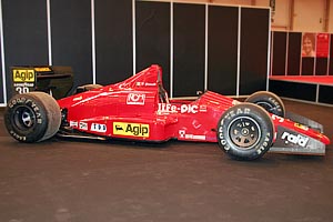 Болид Формулы 1 под названием Life L190 участвовал в чемпионате мира в 1990 году. Точнее - пытался участвовать, ведь во всех 14 Гран-при того сезона эта машина ни разу не смогла пройти даже предварительную квалификацию.
