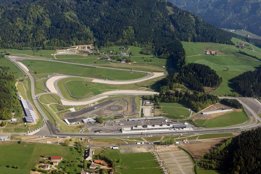 Окруженная горами и лесами, австрийская трасса является одной из самых красивых в календаре чемпионата мира Ф-1. Но это красота внешняя. Понять, в чем состоит главная прелесть и, вместе с тем, главная сложность «А1-Ринга», можно лишь за рулем «формулы».