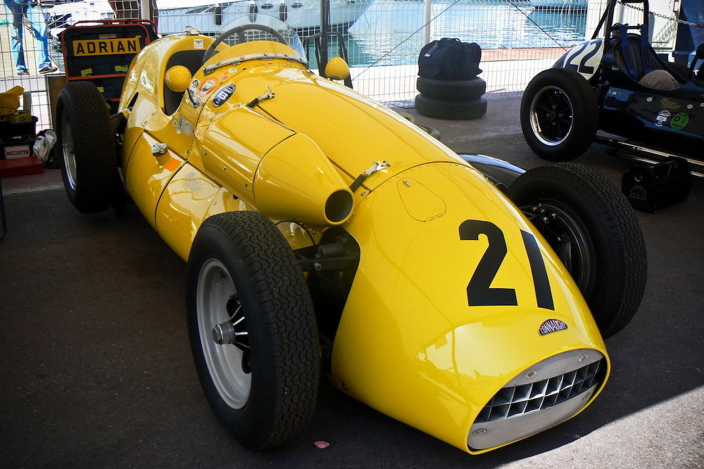 В 1953 году бельгиец Джонни Клаэ перекрасил этот автомобиль в национальный желтый цвет. Но от этого Connaught A-type не стал менее британским.
