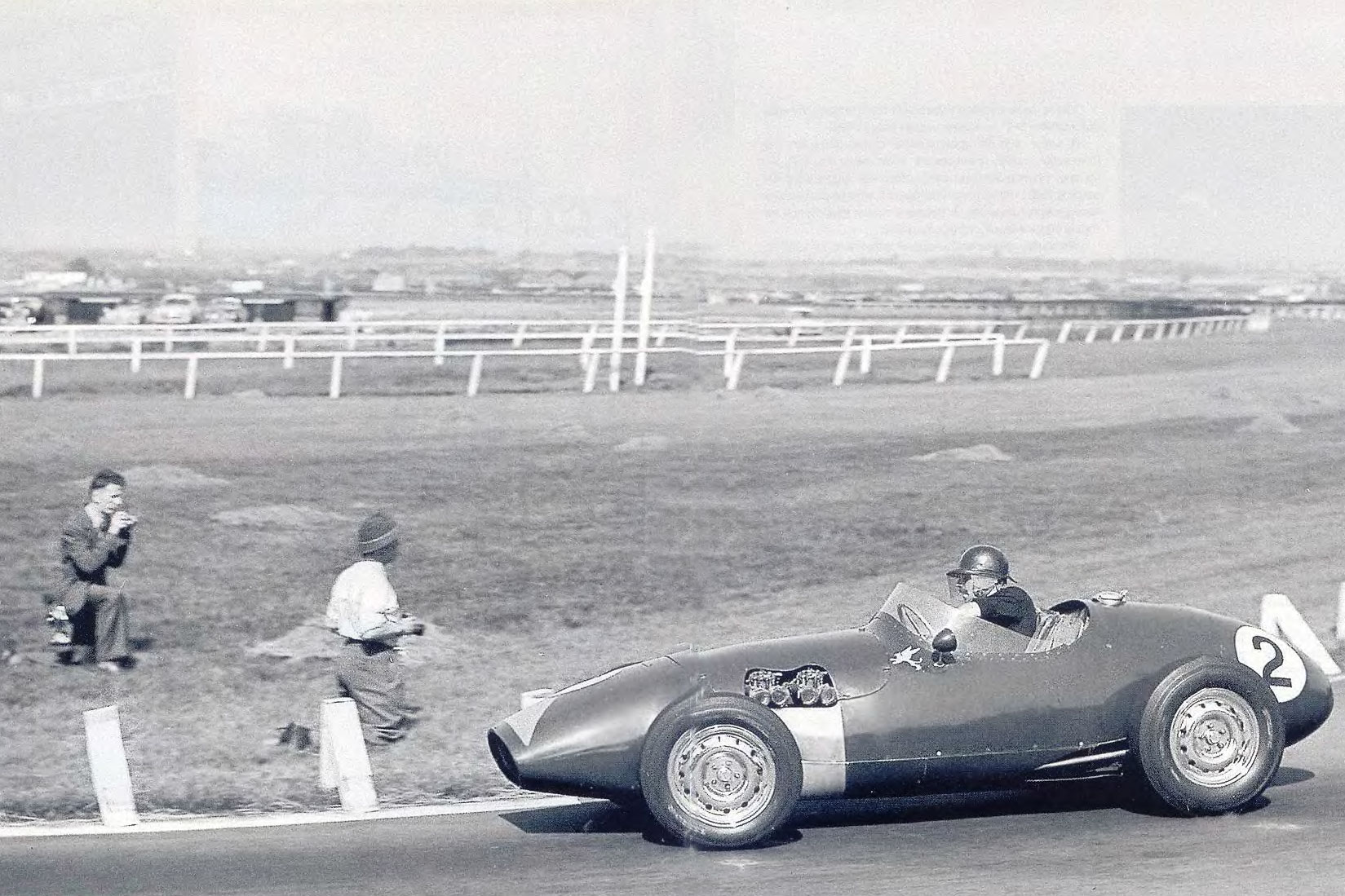 Connaught. Сегодня это имя известно лишь историкам автоспорта: небольшая и не слишком успешная команда, строившая свои автомобили и выступавшая в чемпионате мира с 1952 по 1957 год. Однако в том, что Великобритания ныне является мировым лидером автоспортивной индустрии, заслуга не только таких «столпов» прошлого как Cooper и Vanwall, Lotus и Brabham, но и - в не меньшей степени - Connaught.