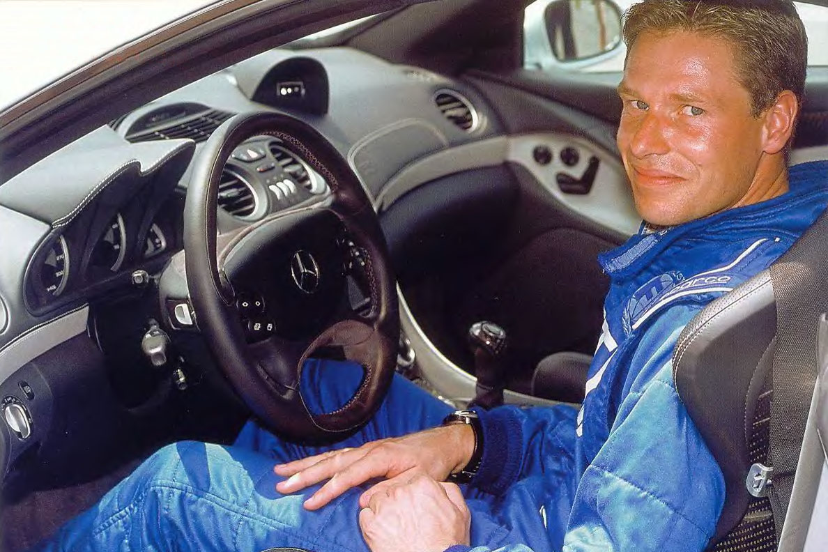 В 1997 году, спустя пять лет после ввода в действие правила о постоянном присутствии на Гран При Формулы-1 машины безопасности, руководство FIA пришло к выводу, что управлять таким автомобилем должен постоянный пилот из числа опытных профессиональных спортсменов. Первым таким пилотом стал гонщик международной Формулы-3000 и тест-пилот команды Формулы-1 Benetton Оливер Гэвин. В 2000 году его сменил уже отработавший в аналогичной роли сезон в международном чемпионате Формулы-3000 Бернд Майландер, гонщик Mercedes-Benz, выступающий в различных состязаниях спортивных автомобилей.