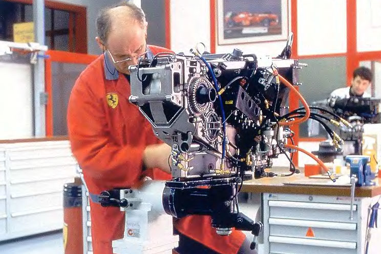 Как и подавляющее большинство элементов гоночного автомобиля Формулы-1, коробка передач - это чрезвычайно сложный узел. Вот только «жизни» ему уготовано в лучшем случае один сезон. К примеру, КП автомобиля Renault R202, созданная исключительно силами инженеров команды, будет полностью перепроектирована уже для модели будущего года.
