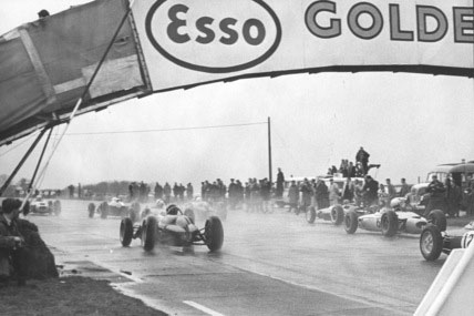 Гран-При Снеттертон 1963 года: Действующий чемпион одерживает победу на влажной трассе